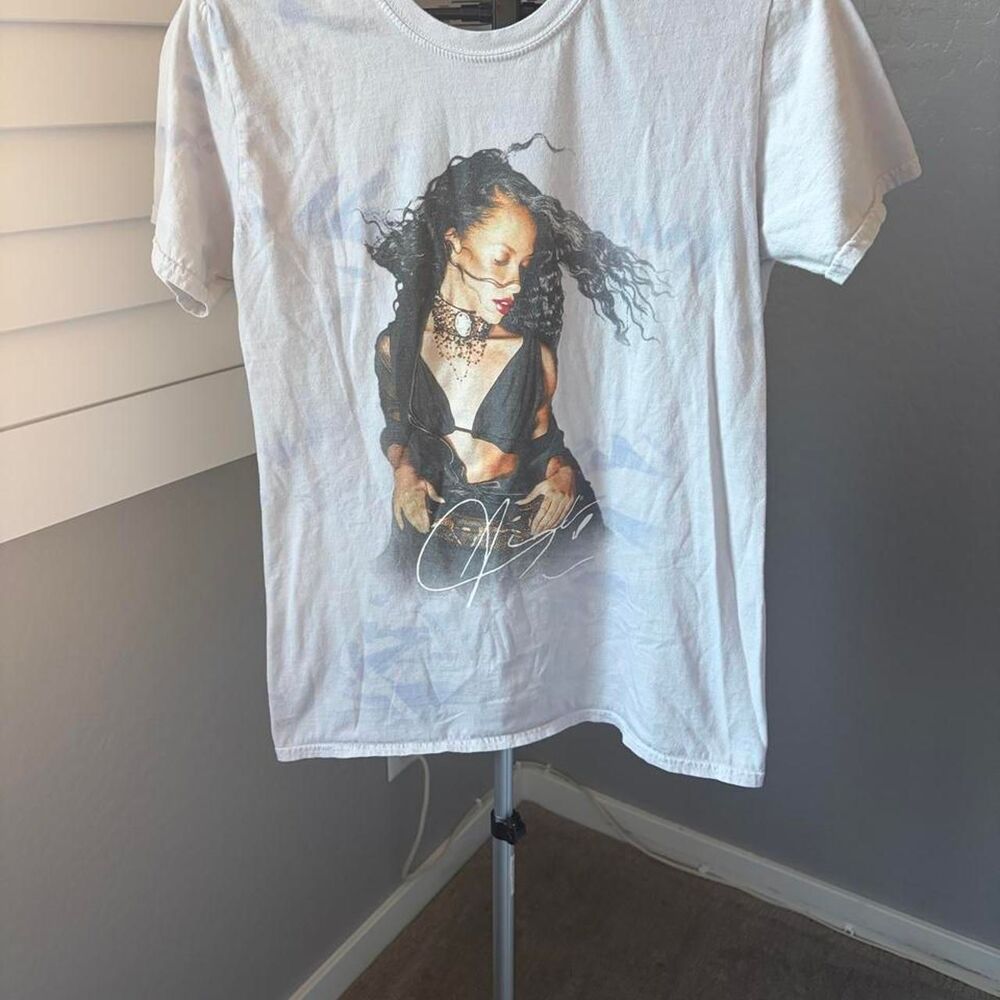 Aaliyah Vintage graphic tee shirt 100% cotton, size L